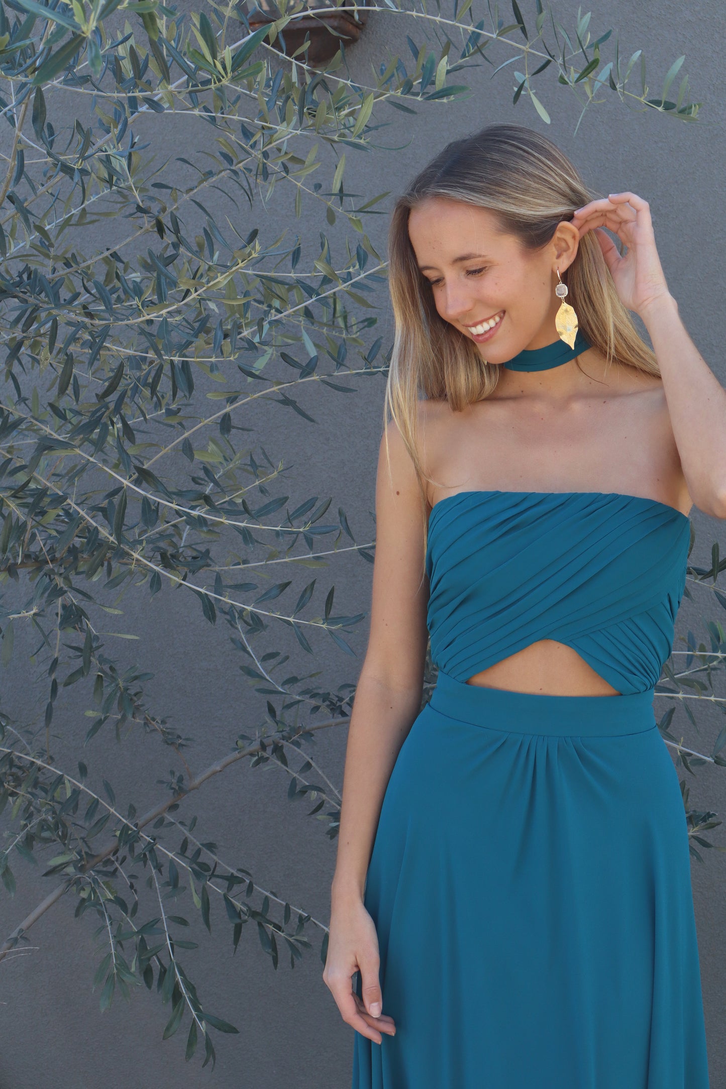 vestido largo strapless verde petróleo drapeado botones forrados ideal para eventos formales